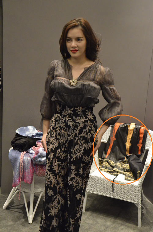 Lý[-]Nhã[-]Kỳ[-]bị[-]bóc[-]mẽ[-]vì[-]"nổ"[-]quá[-]đà,[-]Thời[-]trang,[-]ly[-]nha[-]ky,[-]ly[-]nha[-]ky[-]no,[-]hang[-]hieu,[-]noi[-]doi,[-]thoi[-]trang,[-]mac[-]dep,[-]gia[-]ca,[-]thuong[-]hai,[-]phap,[-]ly[-]nha[-]ky[-]noi[-]doi